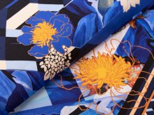 Webware Viskose PANEL ca. 85cm x 145cm - Blumen auf geometrischen Mustern - royalblau